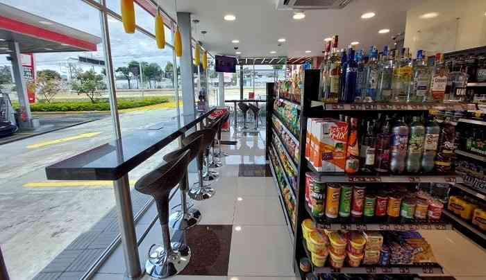 Qué servicios adicionales proporcionan las estaciones para repostar combustible