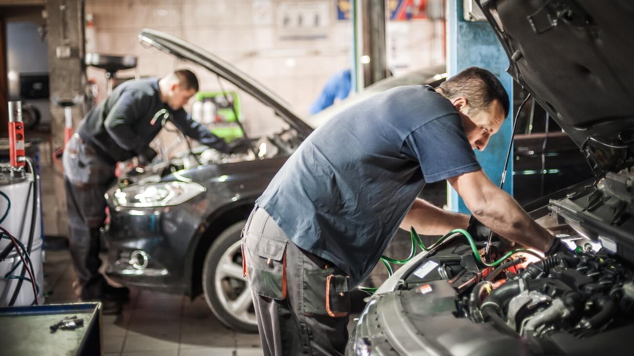 Qué hacen los mecánicos automotrices
