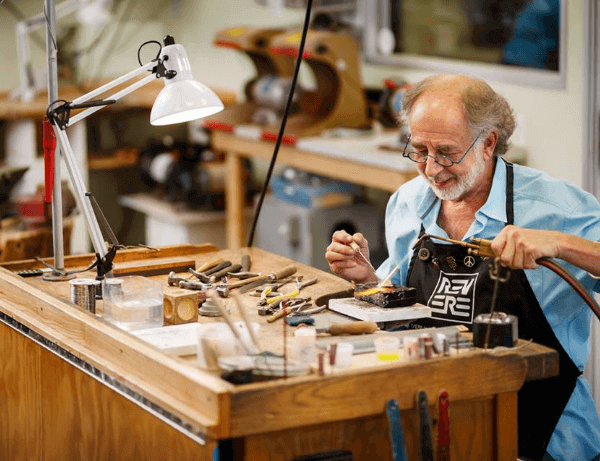 Es recomendable optar por joyerías que hagan reparaciones o talleres de joyería