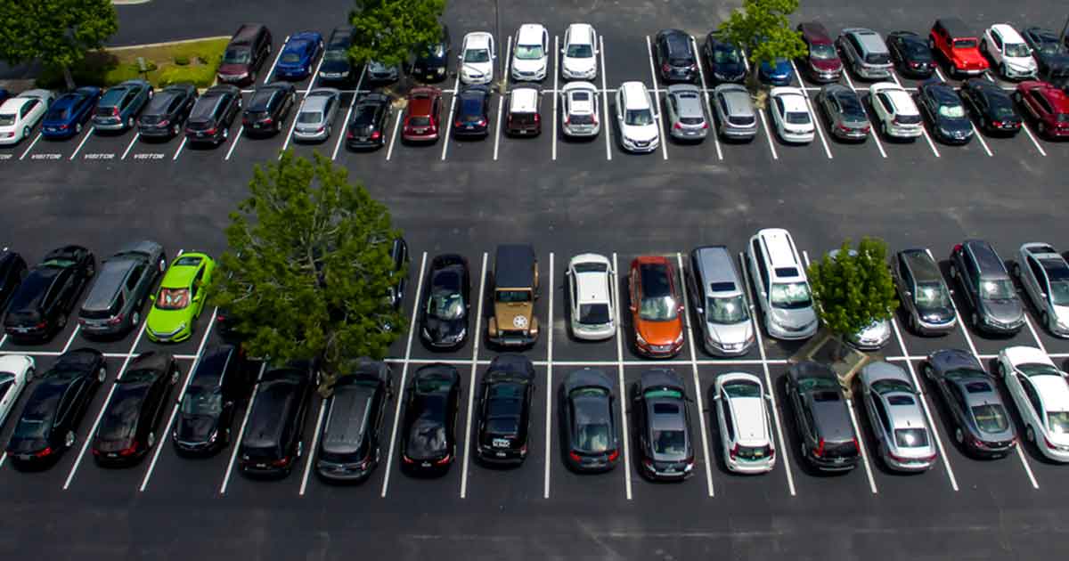 Qué debe tener un estacionamiento